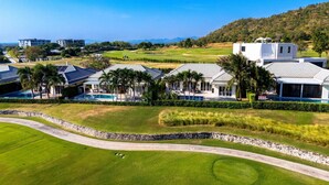 A golf course with a clubhouse, a swimming pool, and a white building with a 'For Sale' sign. - Pool Villa Black Mountain Hua Hin BM30 (Hua Hin)