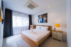 Villa, 3 habitaciones, patio, vista al jardín | Escritorio, cortinas blackout y tabla de planchar con plancha 