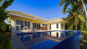 A modern house with a swimming pool, large windows, and a patio area. - Pool Villa Black Mountain Hua Hin BM30 (Hua Hin)