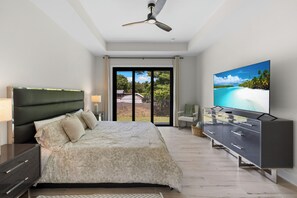 4 bedrooms, iron/ironing board, travel cot, free WiFi - Sunset Retreat - Minutes to 5th Ave & Pier (Naples)