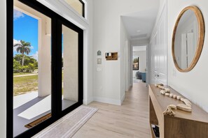 Interior - Sunset Retreat - Minutes to 5th Ave & Pier (Naples)