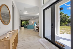 Interior - Sunset Retreat - Minutes to 5th Ave & Pier (Naples)