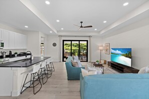 Smart TV - Sunset Retreat - Minutes to 5th Ave & Pier (Naples)