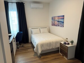 1 soverom, skrivebord, strykejern/-brett og wi-fi (inkludert)