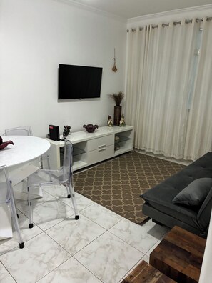 Table football, books - Beachfront apartment in Gonzaguinha (São Vicente)