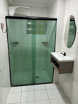 Shower, hair dryer, towels, toilet paper - Beachfront apartment in Gonzaguinha (São Vicente)