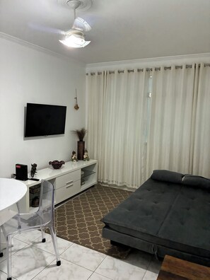 2 bedrooms, iron/ironing board, free WiFi, bed sheets - Beachfront apartment in Gonzaguinha (São Vicente)