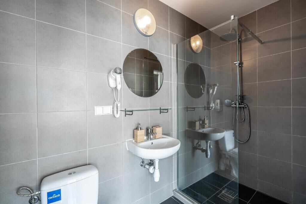 Classic Quadruple Room, Courtyard View | Bilik Mandi | Pancuran mandi, pengering rambut, tisu tandas 