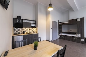 Quadrupla Classic, vista cortile | Ferro/asse da stiro, Wi-Fi gratuito