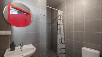 Quadruple Room, Courtyard View | Bathroom | Shower, hair dryer, toilet paper