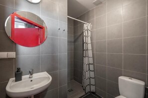 Quadruple Room, Courtyard View | Bathroom | Shower, hair dryer, toilet paper - 110 hostel (Gdynia)
