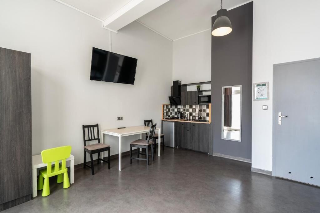 Classic Quadruple Room, Courtyard View | Dining