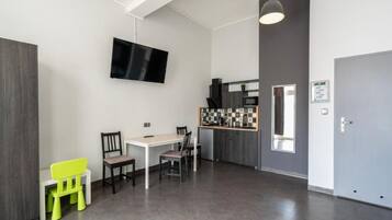 Classic Quadruple Room, Courtyard View | Dining