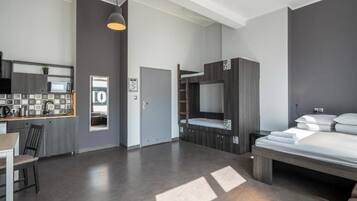 Classic Quadruple Room, Courtyard View | Seterika/papan seterika, Wi-fi percuma