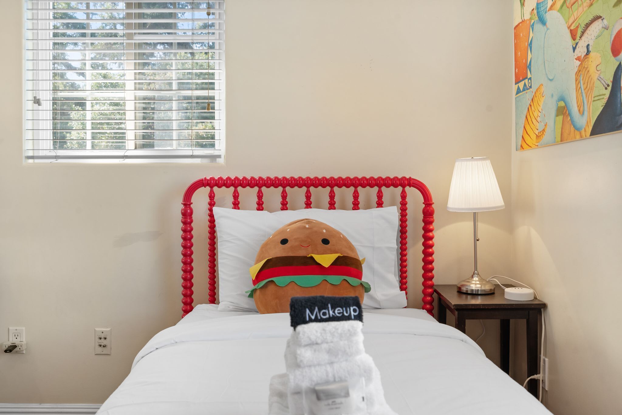 4 slaapkamers, een bureau, een strijkplank/strijkijzer, reisbedje