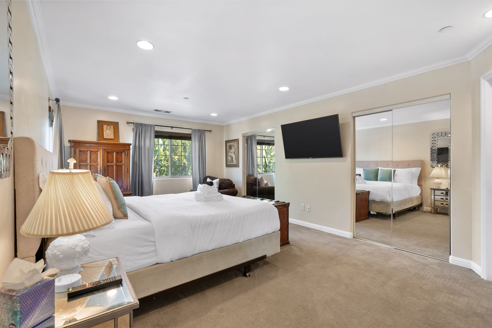 4 bedrooms, desk, iron/ironing board, travel crib