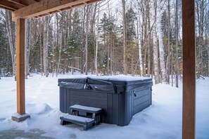 Outdoor spa tub - Spa, Pool Table & Comfort | Chalet le Barista (Brownsburg)
