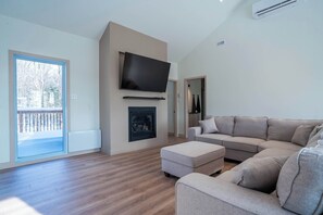 TV, stereo - Spa, Pool Table & Comfort | Chalet le Barista (Brownsburg)