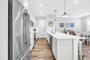 Fridge, microwave, oven, stovetop - 🐟Close to the Beach | 4 Bikes | Shore Beats Work 30A!🐟 (Santa Rosa Beach)