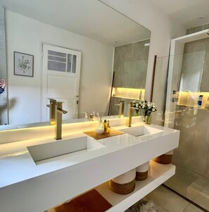 Hiustenkuivaaja, bidee, pyyhkeet, saippua