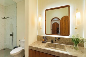 Een douche, een haardroger, een bidet, handdoeken