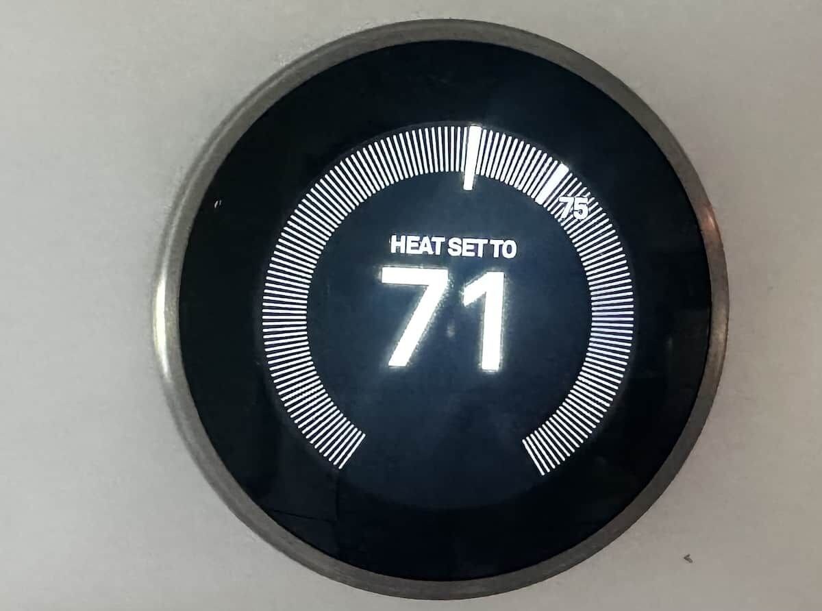 Termostato con la calefacción ajustada a 21 grados.