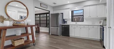 Microondas, horno, parrilla de estufa y lavavajillas