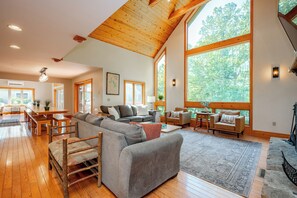 Smart TV, fireplace, books - Dog Friendly Lakefront Home w/ Pool & Hot Tub! (Swanton)
