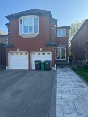 Exterior - Pearson Gateway Comfort Home (Mississauga)