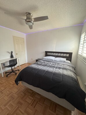 3 bedrooms, iron/ironing board, WiFi, bed sheets - Pearson Gateway Comfort Home (Mississauga)