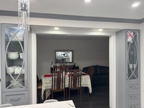 Dining - Pearson Gateway Comfort Home (Mississauga)