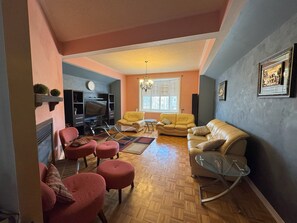 Living area - Pearson Gateway Comfort Home (Mississauga)