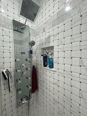 Dusche, Haartrockner, Bidet, Handtücher