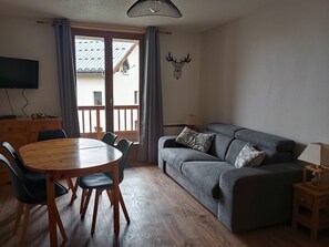 Living area - Apartment 'Saint Sorlin d’Arves' with Mountain View and Balcony (Saint-Sorlin-d'Arves)