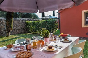 Outdoor dining - Superior Apartment Borgo di Matraia (Matraia)
