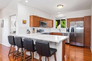 Fridge, microwave, oven, stovetop - Newly Remodeled Home in Waikoloa Village!  WeloWelo House (Waikoloa Village)