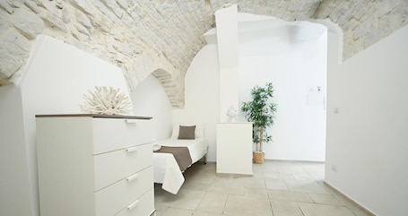 Blackout curtains, iron/ironing board, free WiFi. Paradise Rooms