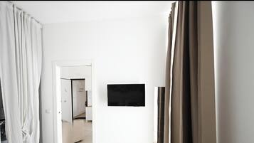 Verduisterende gordijnen, een strijkplank/strijkijzer, gratis wifi