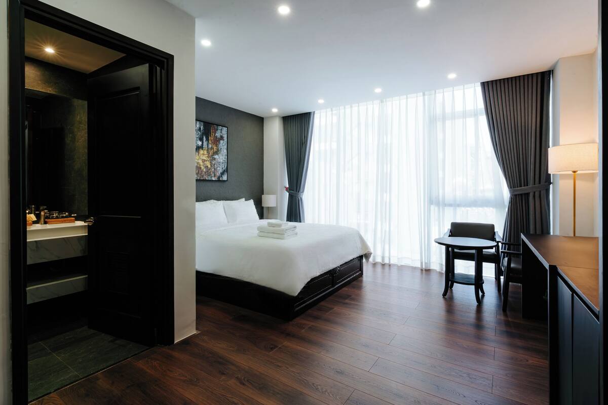 Habitación Deluxe doble de uso individual, vistas a la ciudad | Minibar con artículos gratuitos, caja fuerte, escritorio