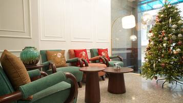 43-inch Smart TV with digital channels, Netflix, pay films