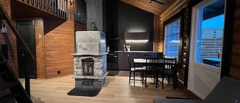 Televisión y chimenea