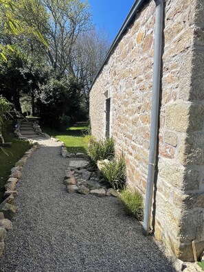 Property grounds - Gîte Marceau, L'Ecrin de la Baie Douarnenez Bay 10 minutes from the beaches. (Pouldergat)