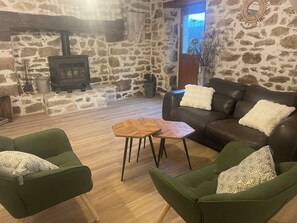 Fernseher, Kamin, Tischtennisplatte, Bücher