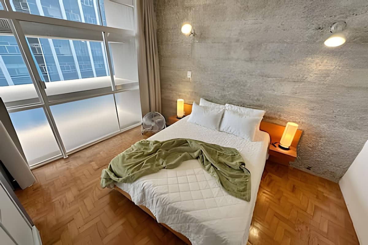 Apartamento básico | Cortinas blackout, ferros/tábuas de passar roupa, Wi-Fi de cortesia