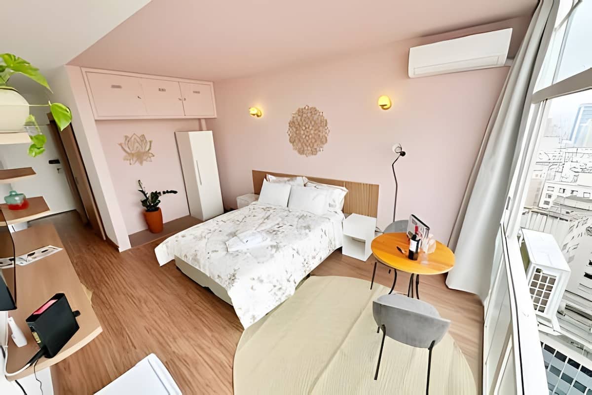 Apartamento básico | Cortinas blackout, ferros/tábuas de passar roupa, Wi-Fi de cortesia