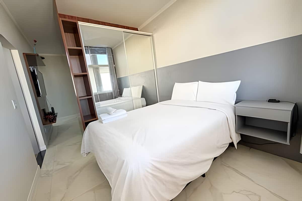 Basic-Apartment | Verdunkelungsvorhänge, Bügeleisen/Bügelbrett, kostenloses WLAN