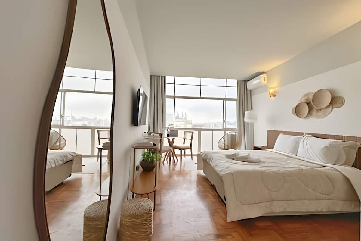 Apartamento básico | Cortinas blackout, ferros/tábuas de passar roupa, Wi-Fi de cortesia