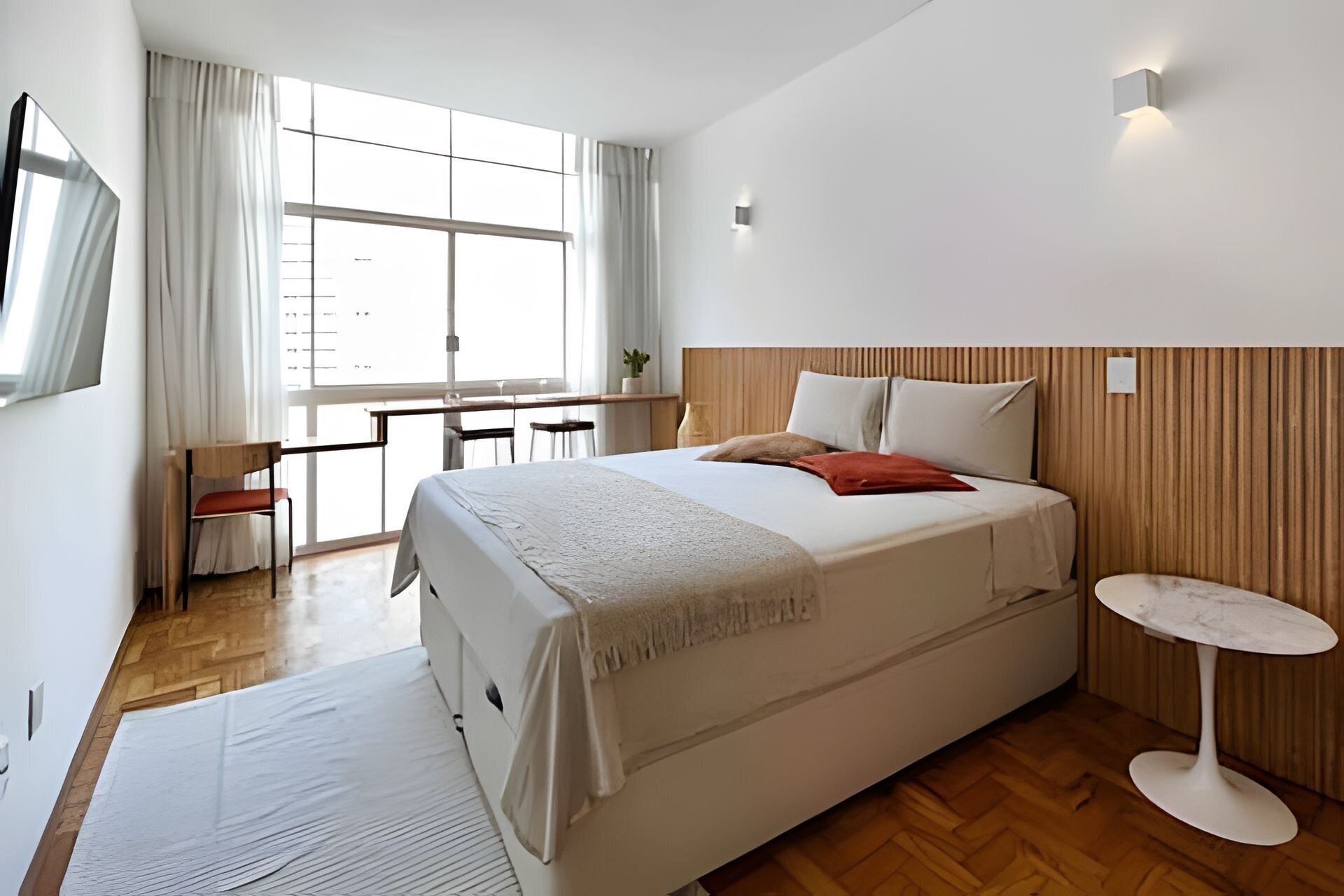 Appartement de base | Rideaux d’obscurcissement, fer et planche à repasser