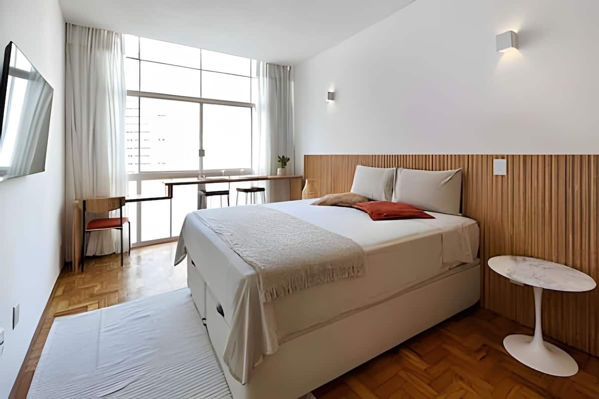 Appartement de base | Rideaux dâobscurcissement, fer et planche Ă repasser