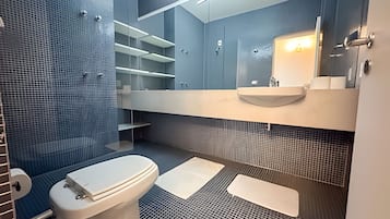 Traditional Apartment | Bathroom | Free toiletries, soap, shampoo, toilet paper